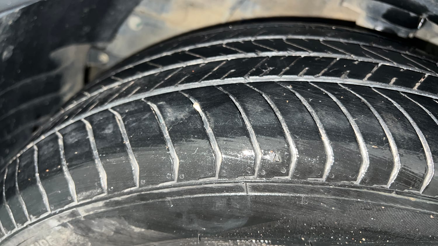 Used 2025 Mahindra XUV 3XO AX7 1.2 Petrol AT Petrol Automatic tyres LEFT FRONT TYRE TREAD VIEW