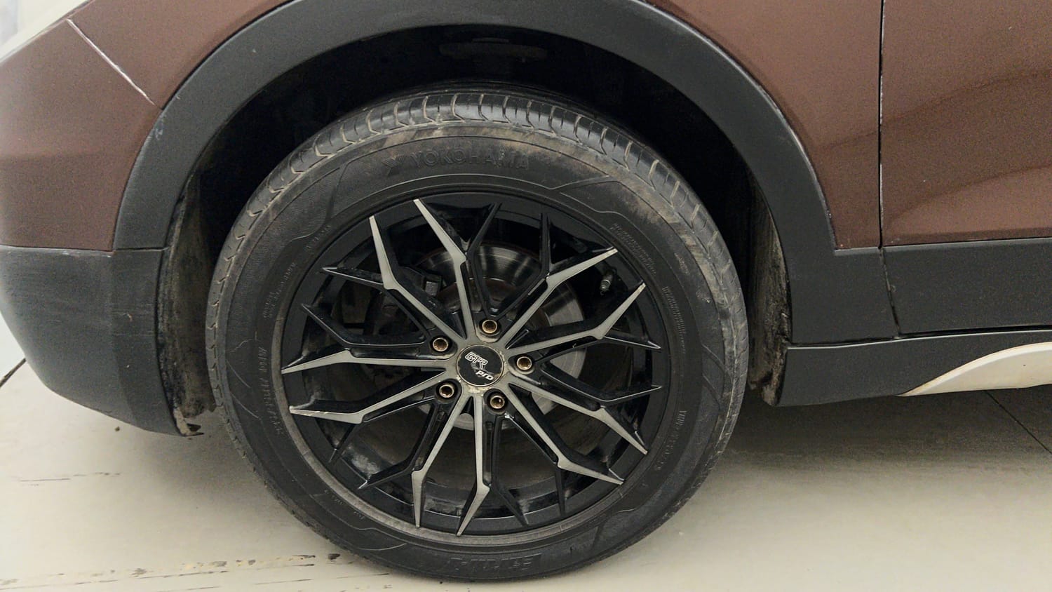 Used 2016 Maruti Suzuki S-Cross Delta 1.6 Diesel Manual tyres LEFT FRONT TYRE RIM VIEW