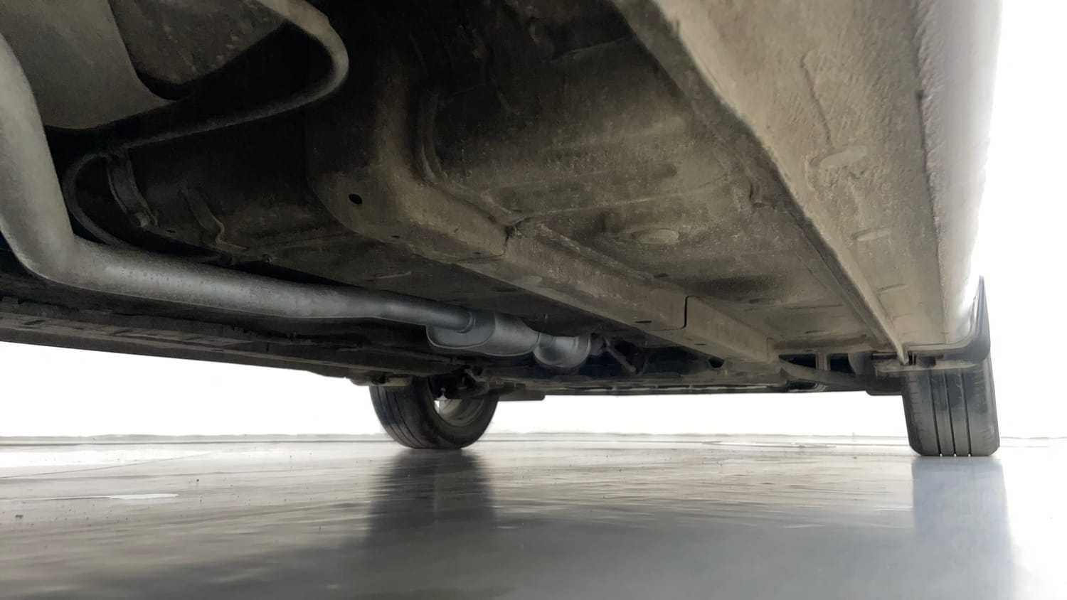 Used 2020 Hyundai Aura SX Plus 1.2 AMT Petrol Petrol Automatic extra REAR RIGHT UNDERBODY VIEW