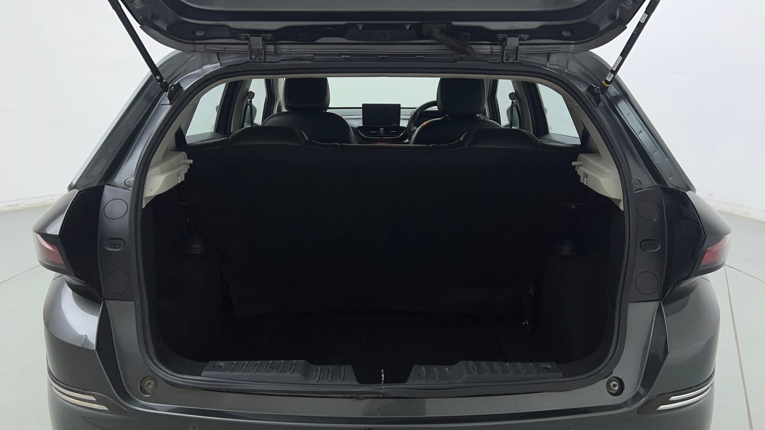 Used 2022 Tata Altroz XE Petrol Petrol Manual interior DICKY INSIDE VIEW