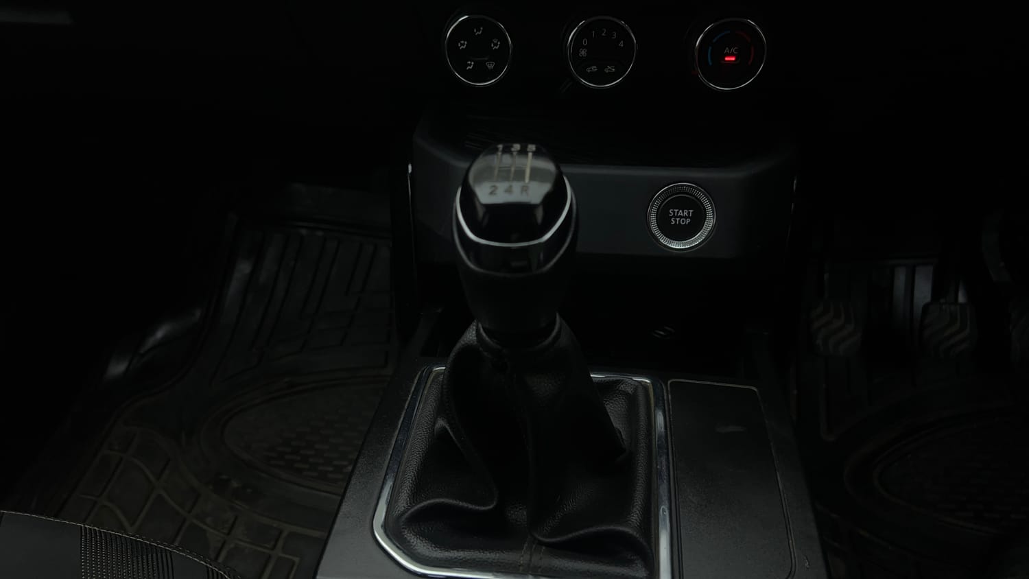 Used 2021 Renault Kiger RXT 1.0 Turbo MT Petrol Manual interior GEAR  KNOB VIEW
