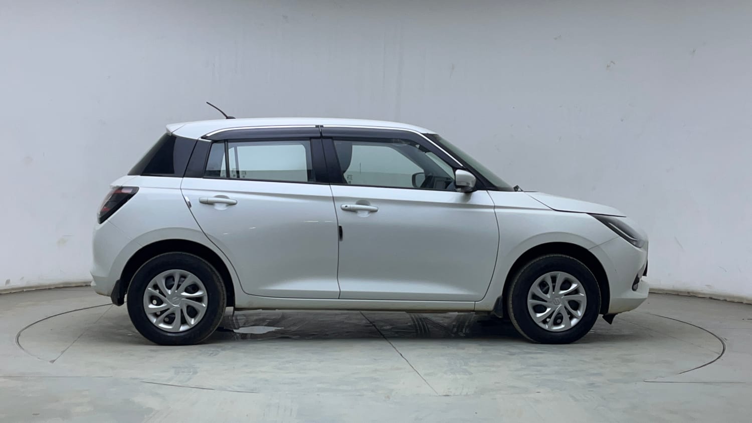 Used 2025 Maruti Suzuki Swift VXi (O) AMT Petrol Automatic exterior RIGHT SIDE VIEW