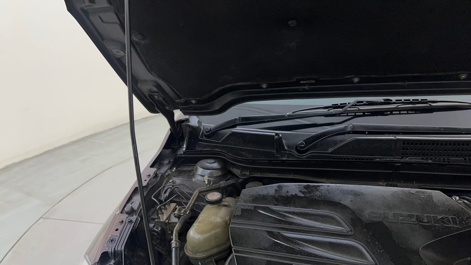 Used 2016 Maruti Suzuki S-Cross Delta 1.6 Diesel Manual engine ENGINE RIGHT SIDE HINGE & APRON VIEW