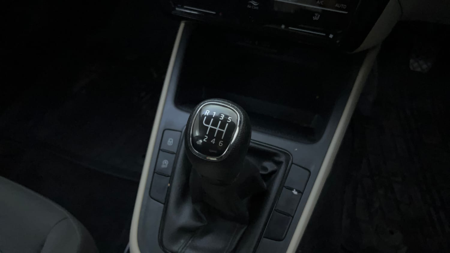 Used 2024 Skoda Slavia Ambition 1.0L TSI MT Petrol Manual interior GEAR  KNOB VIEW