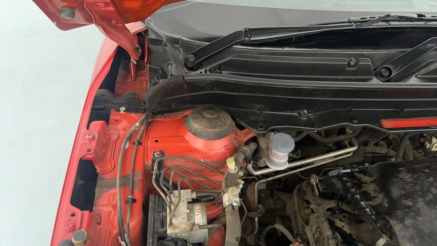 Used 2022 Maruti Suzuki Brezza Zxi Plus Dual Tone Petrol Manual engine ENGINE RIGHT SIDE HINGE & APRON VIEW