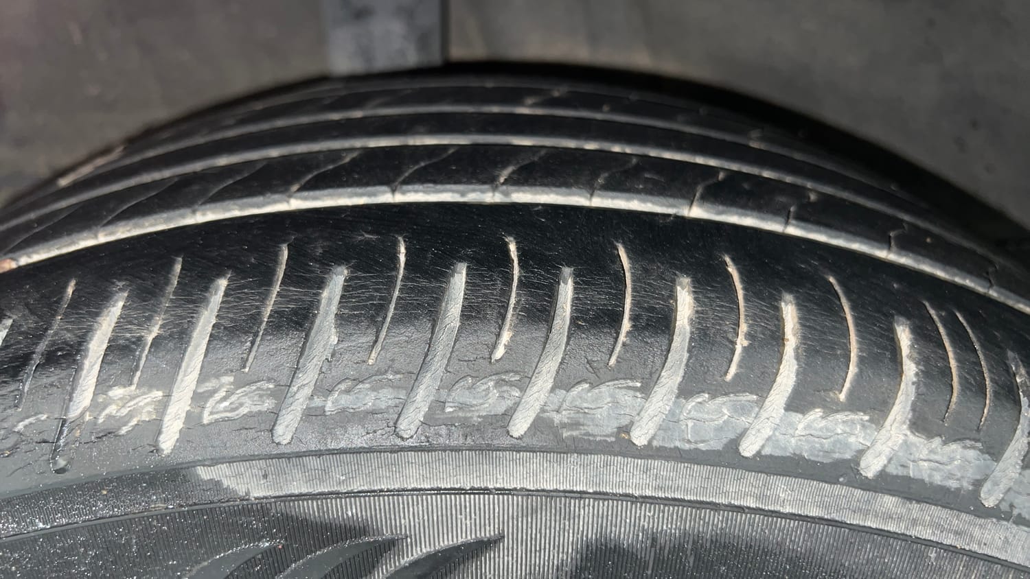 Used 2021 Kia Sonet GTX Plus 1.0 DCT Petrol Automatic tyres RIGHT REAR TYRE TREAD VIEW