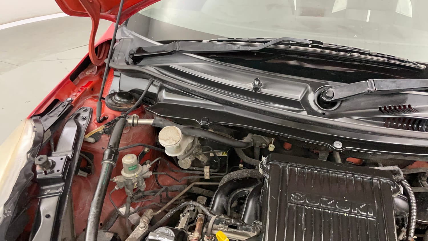 Used 2015 Maruti Suzuki Swift VXi Petrol Manual engine ENGINE RIGHT SIDE HINGE & APRON VIEW