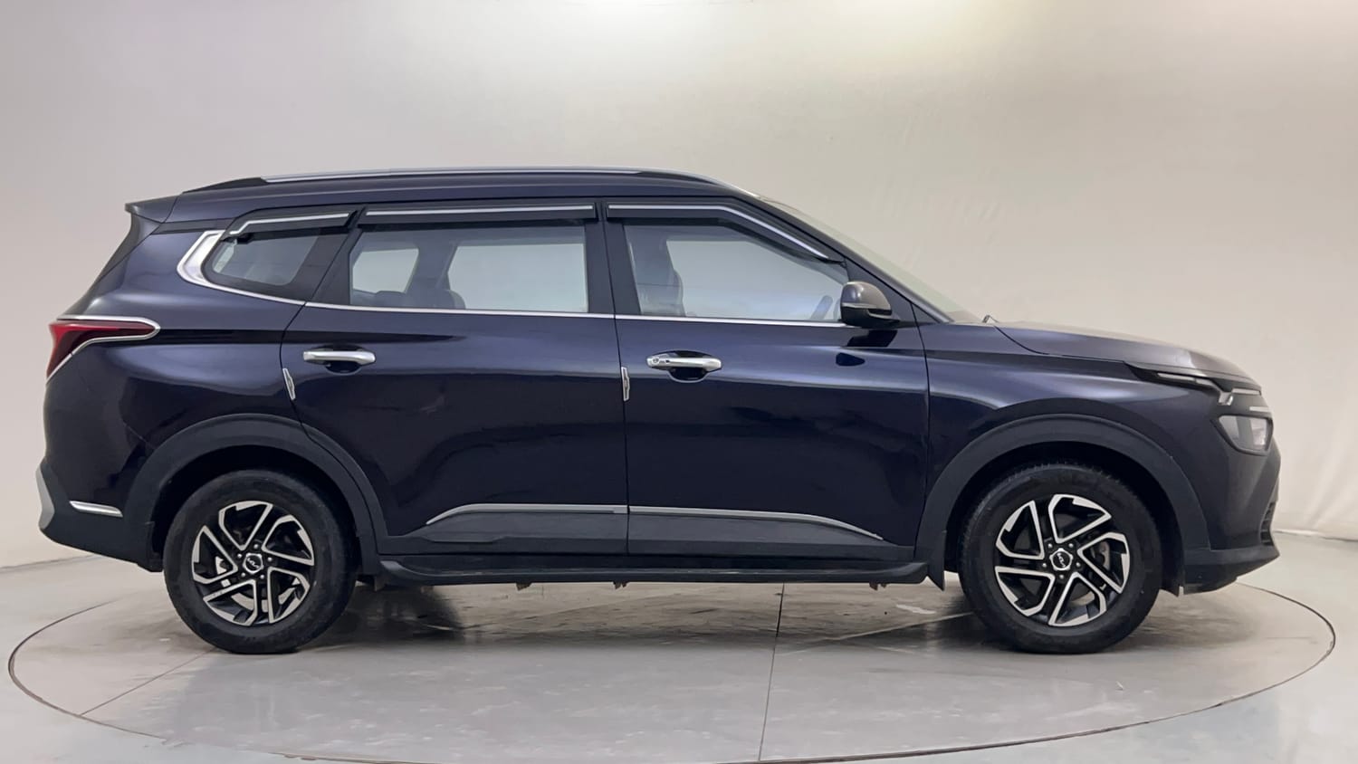 Used 2022 Kia Carens Prestige Plus 1.4 Petrol MT 7 STR Petrol Manual exterior RIGHT SIDE VIEW
