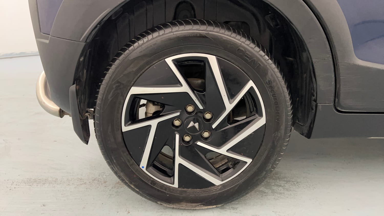 Used 2025 Mahindra XUV 3XO AX7 1.2 Petrol AT Petrol Automatic tyres RIGHT REAR TYRE RIM VIEW