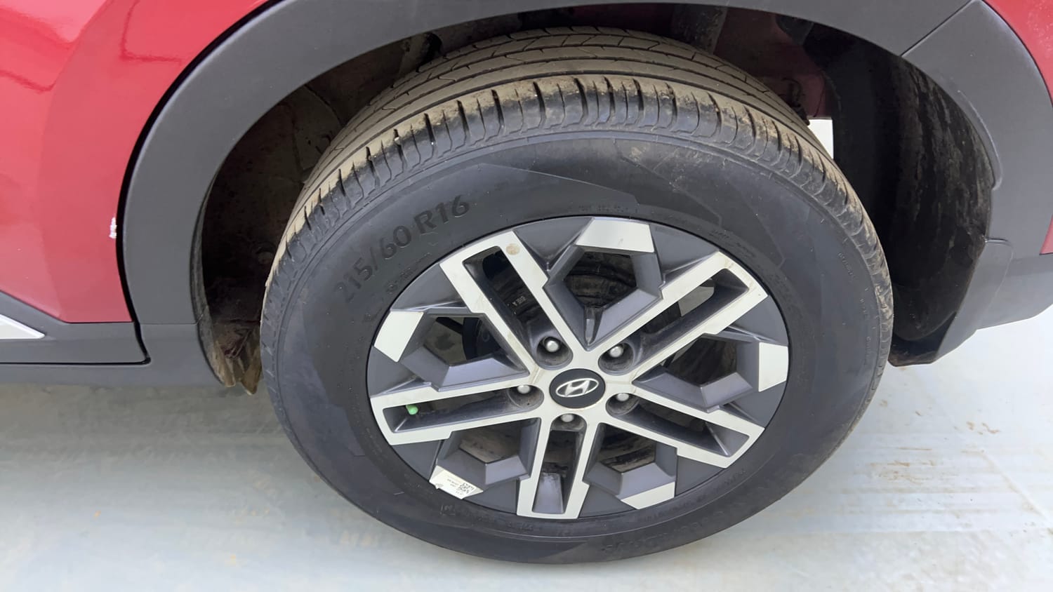 Used 2022 Hyundai Venue SX (O) 1.5 CRDi Diesel Manual tyres LEFT REAR TYRE RIM VIEW