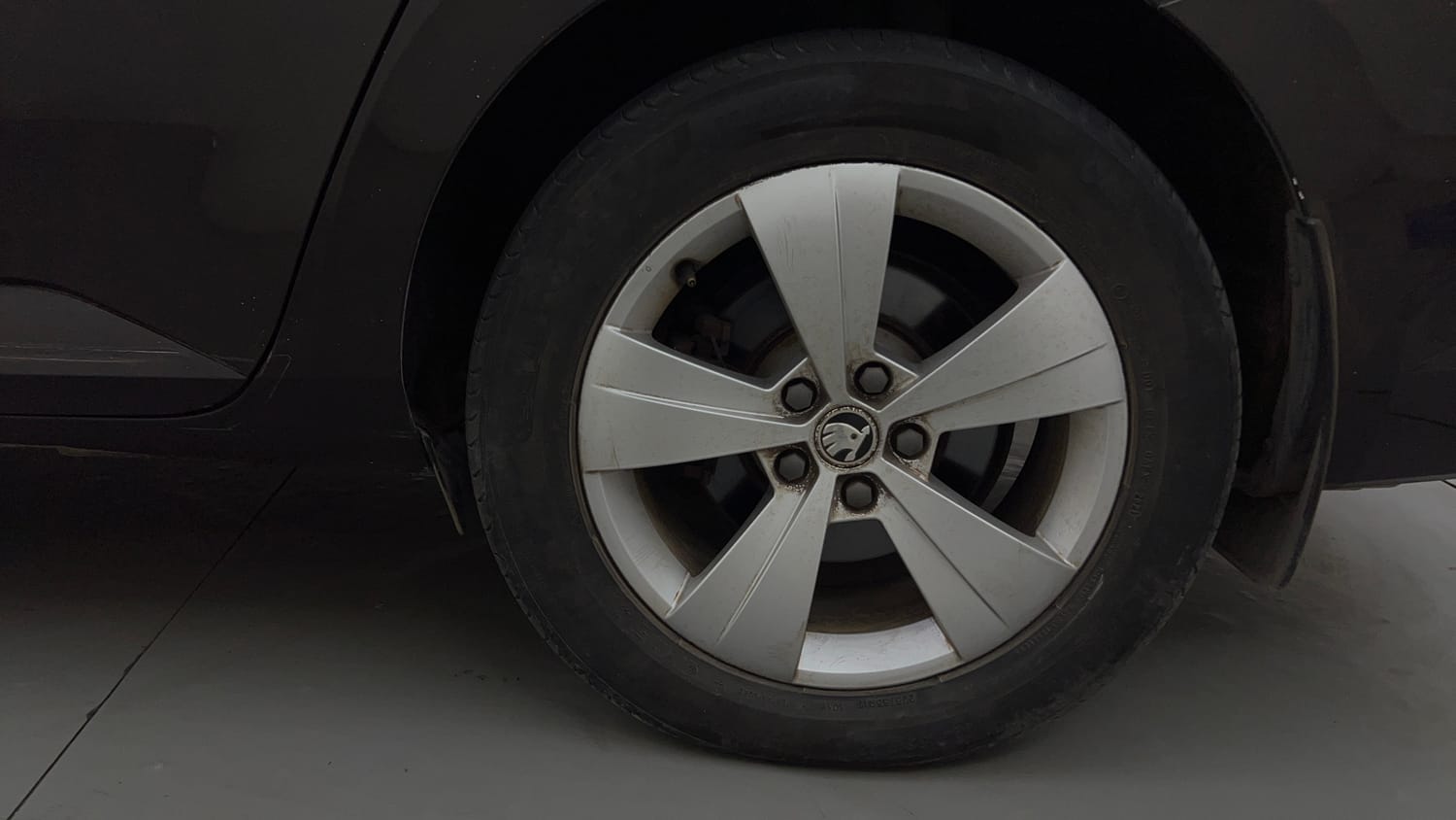 Used 2018 Skoda Superb Style TSI AT Petrol Automatic tyres LEFT REAR TYRE RIM VIEW