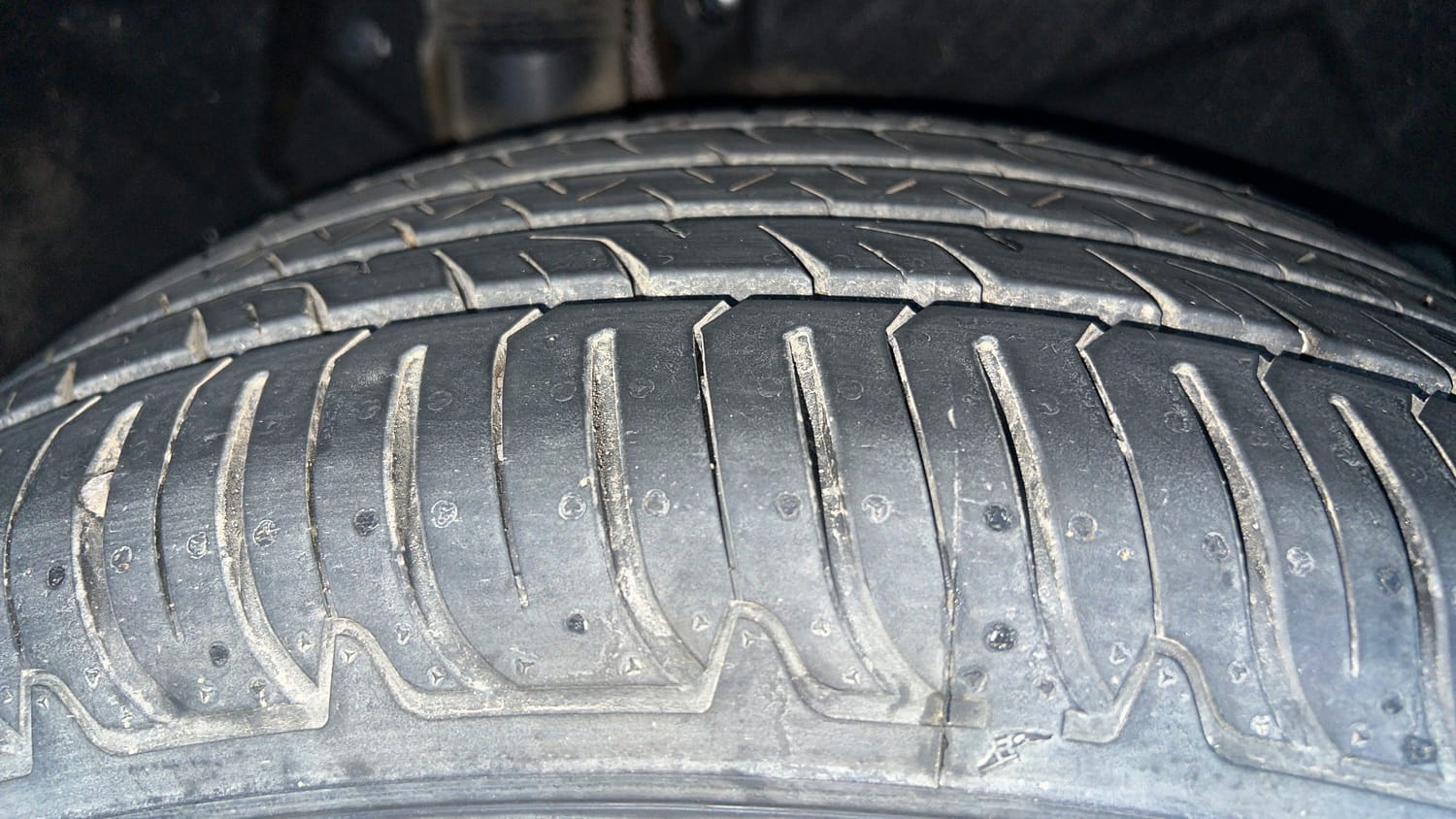 Used 2022 Mahindra XUV700 AX 5 Petrol MT 7 STR Petrol Manual tyres RIGHT REAR TYRE TREAD VIEW