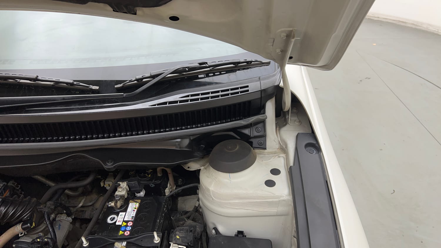 Used 2022 Maruti Suzuki Ciaz Alpha 1.5 AT Petrol Automatic engine ENGINE LEFT SIDE HINGE & APRON VIEW