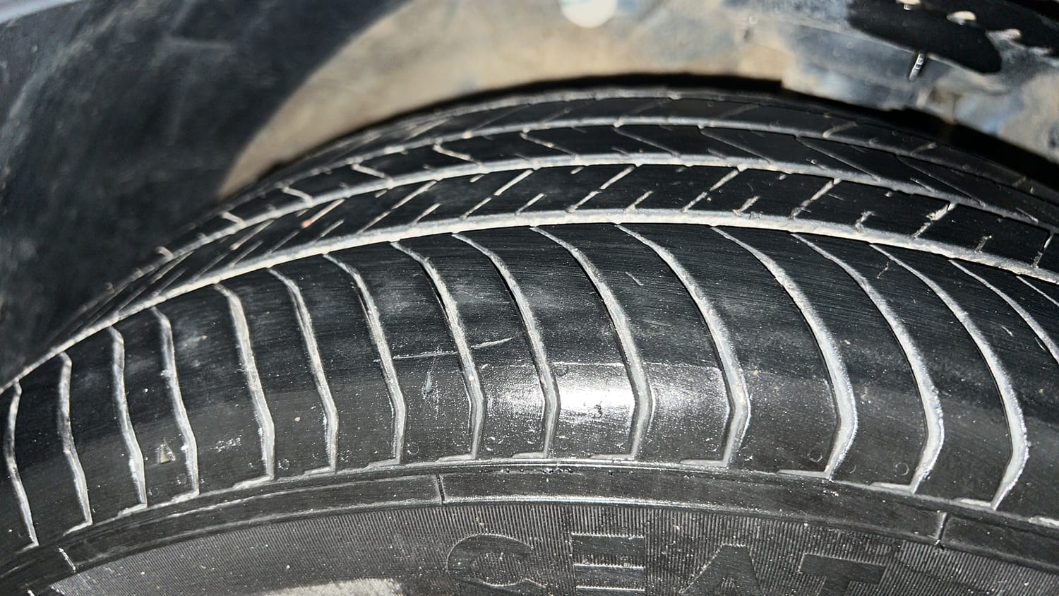 Used 2025 Mahindra XUV 3XO AX7 1.2 Petrol AT Petrol Automatic tyres RIGHT FRONT TYRE TREAD VIEW