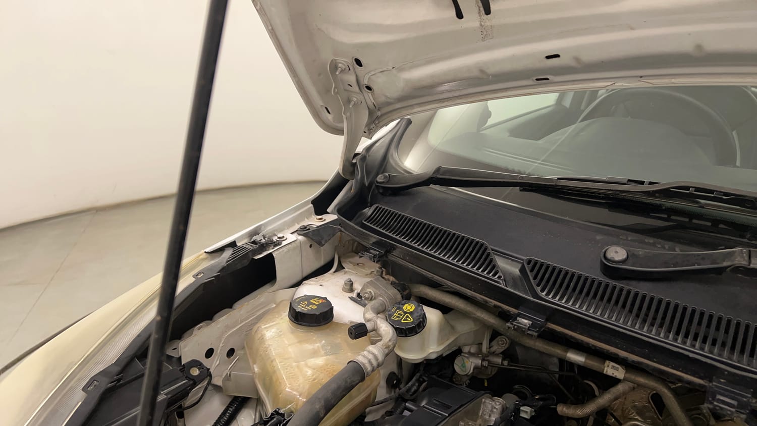 Used 2017 Ford Figo Titanium 1.2 Ti-VCT Petrol Manual engine ENGINE RIGHT SIDE HINGE & APRON VIEW
