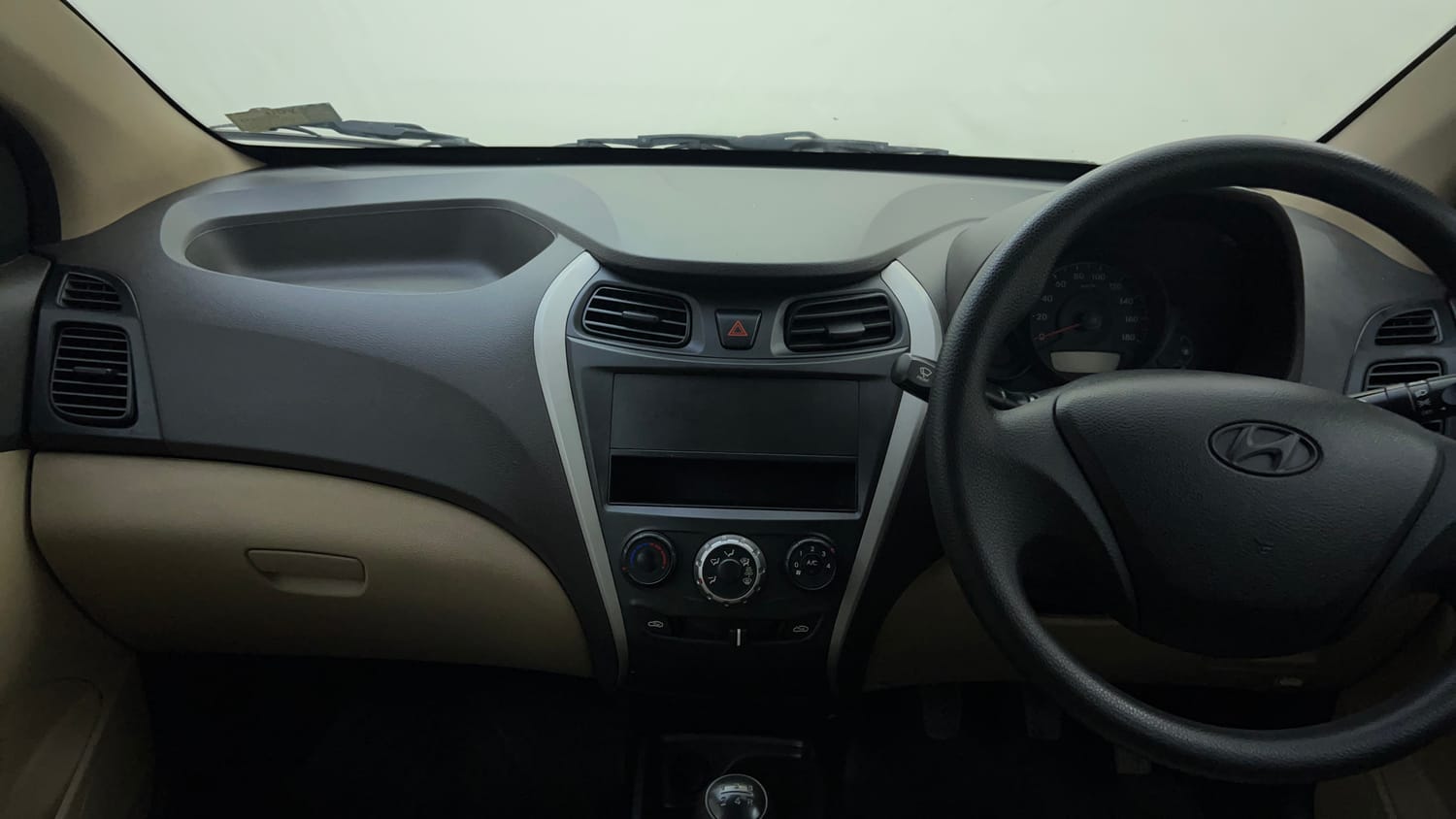 Used 2018 Hyundai Eon Era + Petrol Manual interior MUSIC SYSTEM & AC CONTROL VIEW