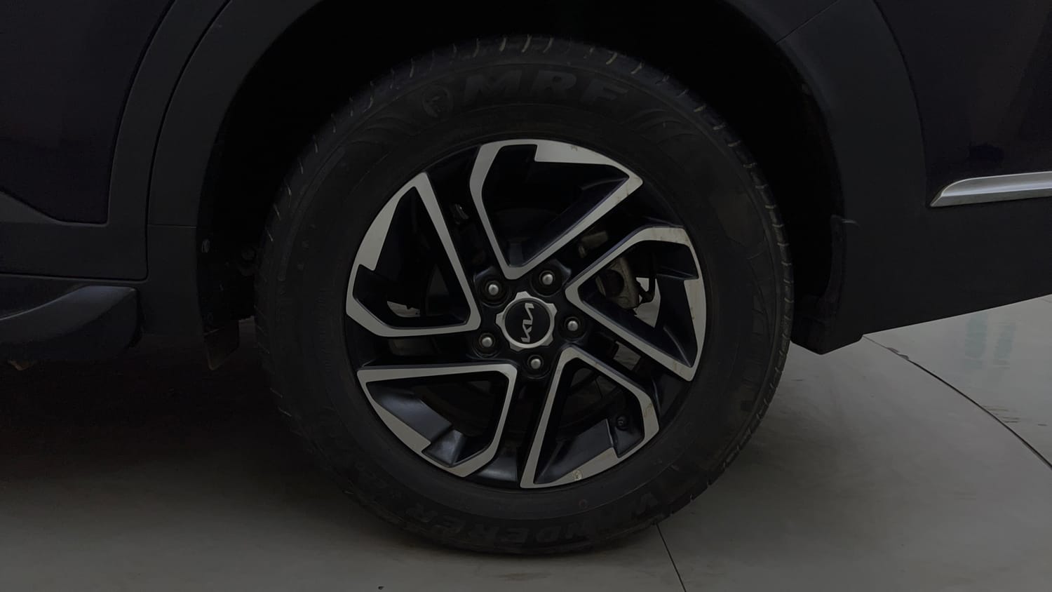 Used 2022 Kia Carens Prestige Plus 1.4 Petrol MT 7 STR Petrol Manual tyres LEFT REAR TYRE RIM VIEW