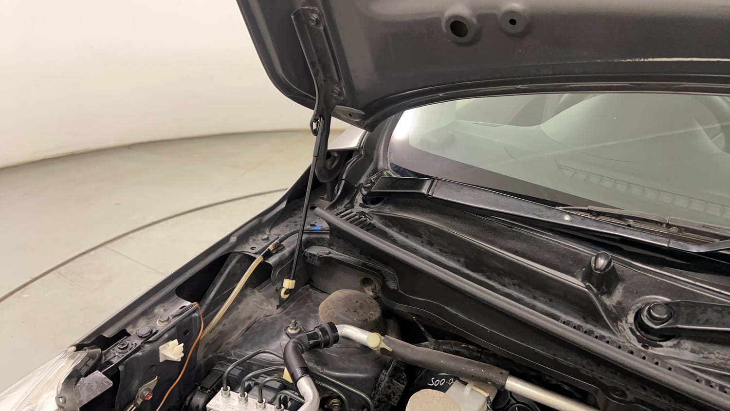 Used 2016 Maruti Suzuki Celerio VXi AMT Petrol Automatic engine ENGINE RIGHT SIDE HINGE & APRON VIEW
