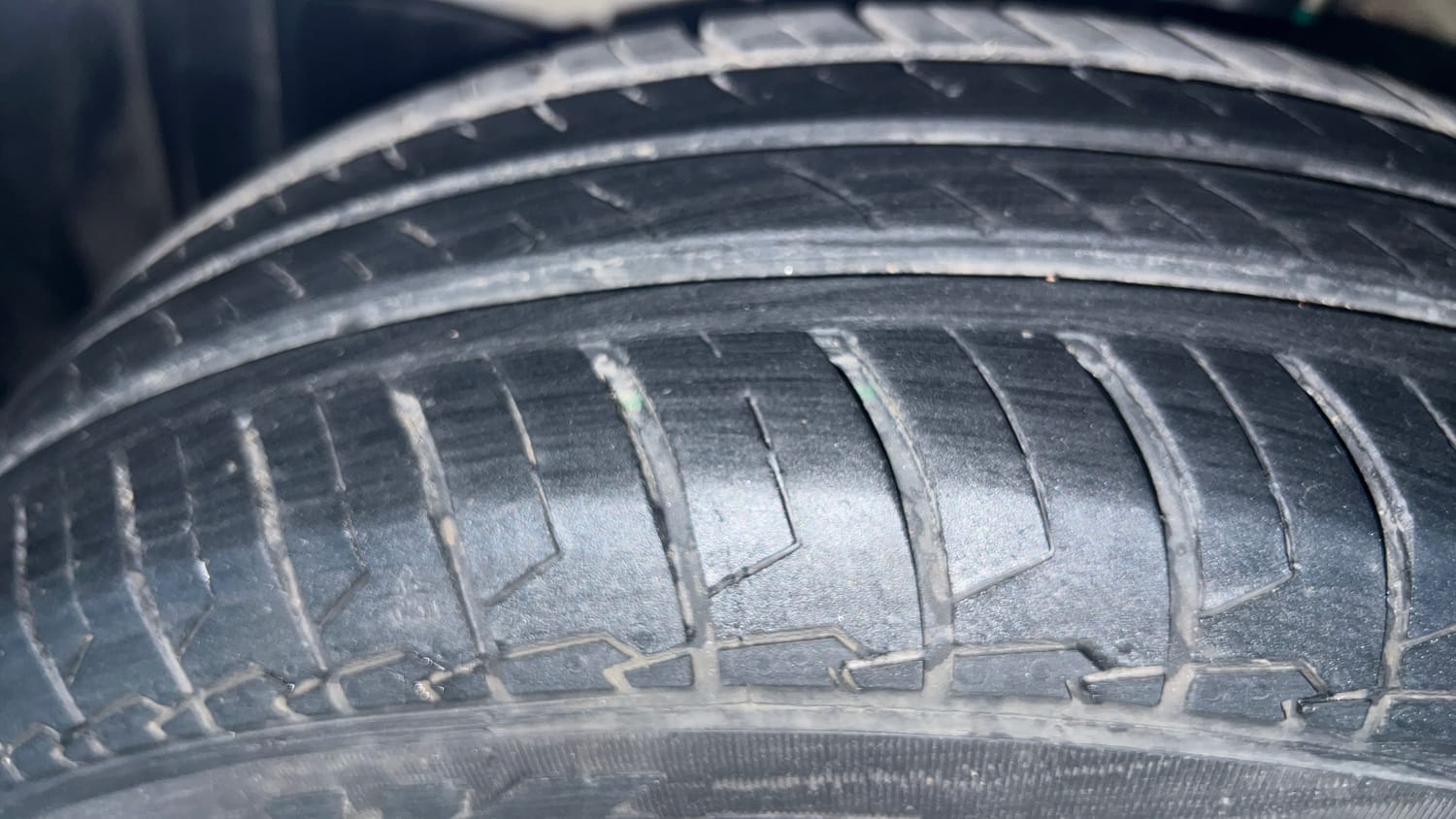 Used 2023 Maruti Suzuki Swift LXi Petrol Manual tyres LEFT FRONT TYRE TREAD VIEW