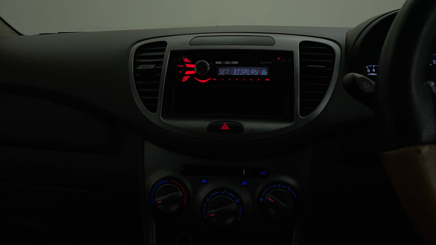 Used 2013 Hyundai i10 Magna 1.2 Kappa2 Petrol Manual interior MUSIC SYSTEM & AC CONTROL VIEW