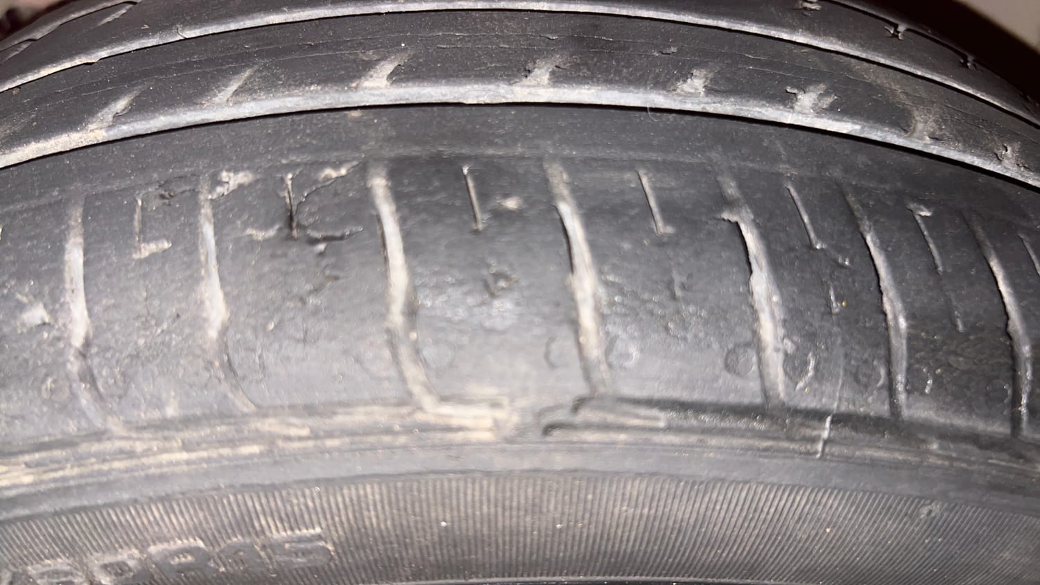 Used 2023 Tata Tiago XZA Plus Petrol Automatic tyres LEFT FRONT TYRE TREAD VIEW