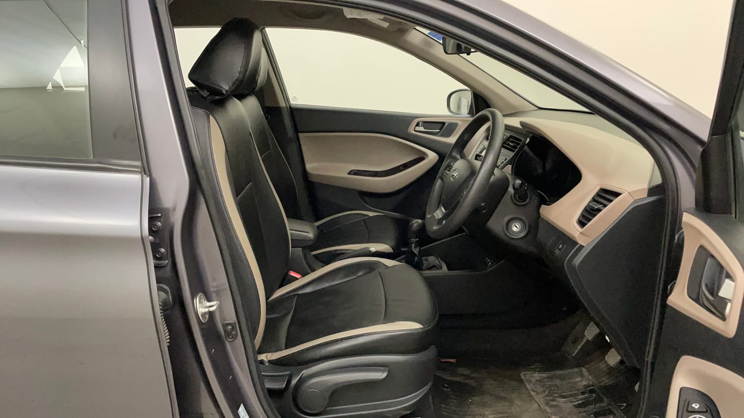 Used 2017 Hyundai Elite i20 Asta 1.2 Petrol Manual interior RIGHT SIDE FRONT DOOR CABIN VIEW