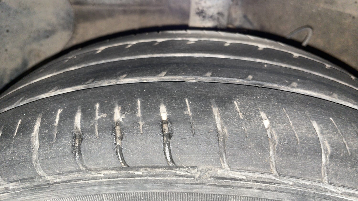 Used 2020 Hyundai Aura SX Plus 1.2 AMT Petrol Petrol Automatic tyres LEFT FRONT TYRE TREAD VIEW