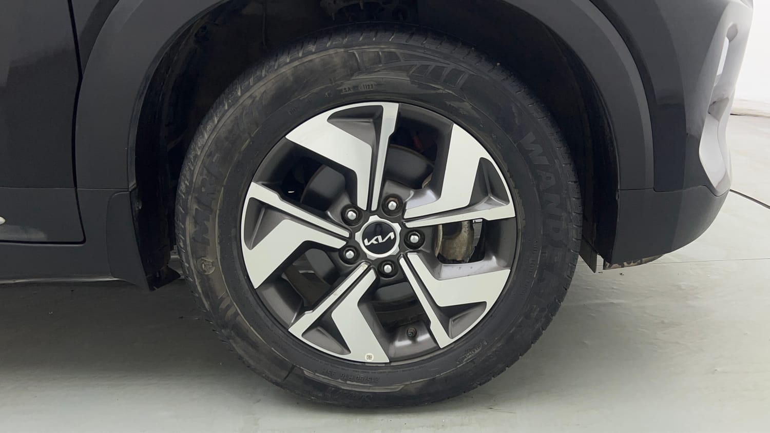 Used 2023 Kia Sonet HTX 1.0 DCT Petrol Automatic tyres RIGHT FRONT TYRE RIM VIEW