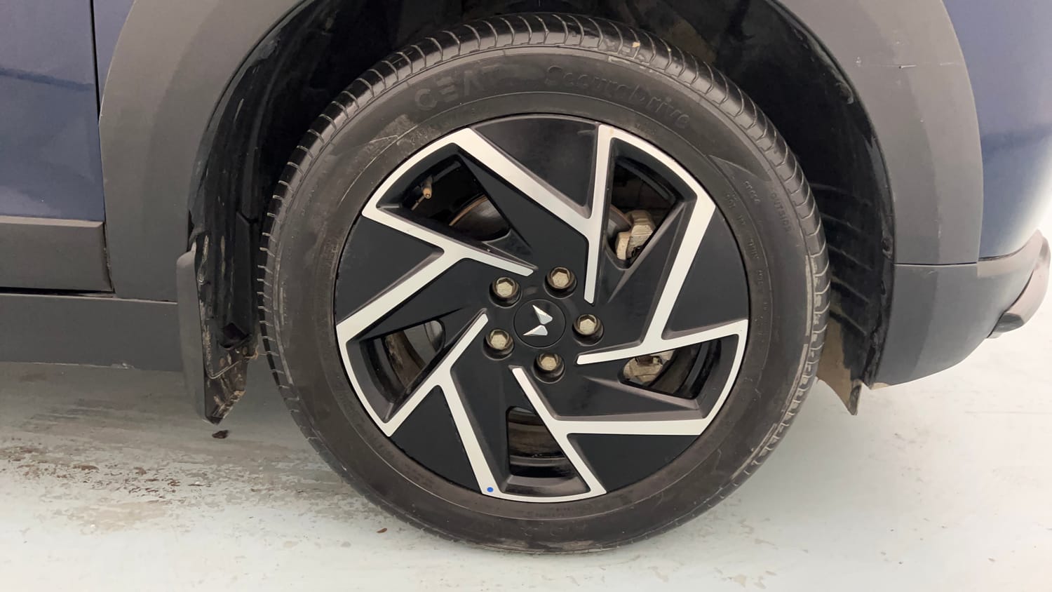 Used 2025 Mahindra XUV 3XO AX7 1.2 Petrol AT Petrol Automatic tyres RIGHT FRONT TYRE RIM VIEW