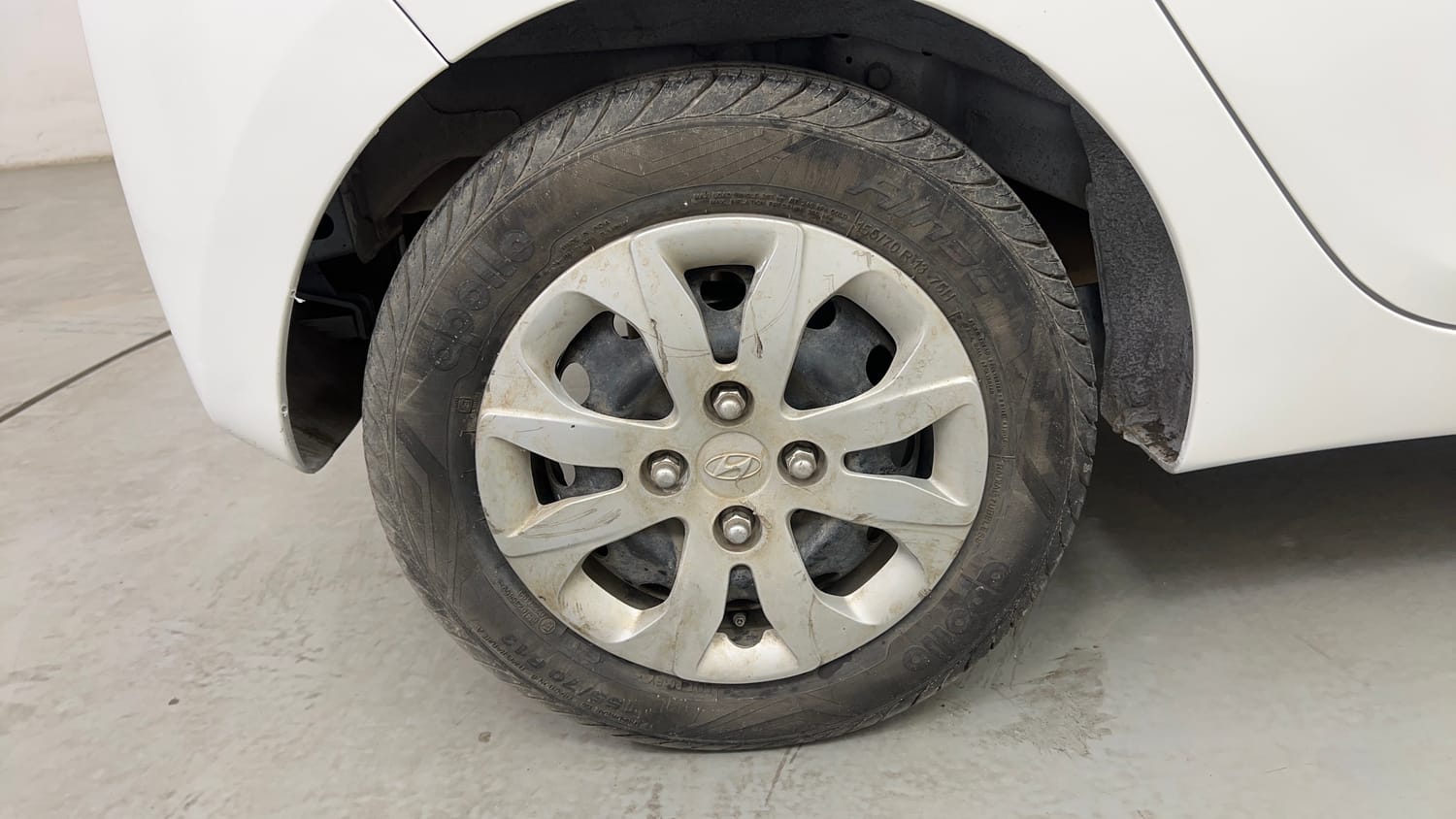 Used 2017 Hyundai Eon Magna + Petrol Manual tyres RIGHT REAR TYRE RIM VIEW