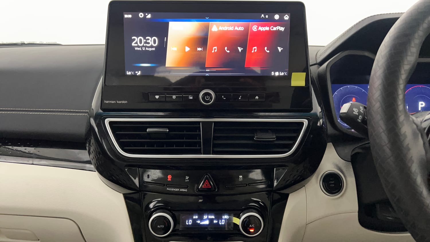 Used 2025 Mahindra XUV 3XO AX7 1.2 Petrol AT Petrol Automatic interior MUSIC SYSTEM & AC CONTROL VIEW