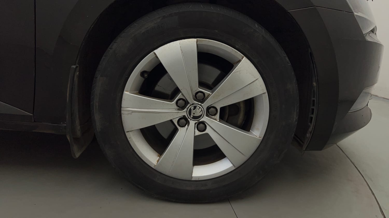Used 2018 Skoda Superb Style TSI AT Petrol Automatic tyres RIGHT FRONT TYRE RIM VIEW