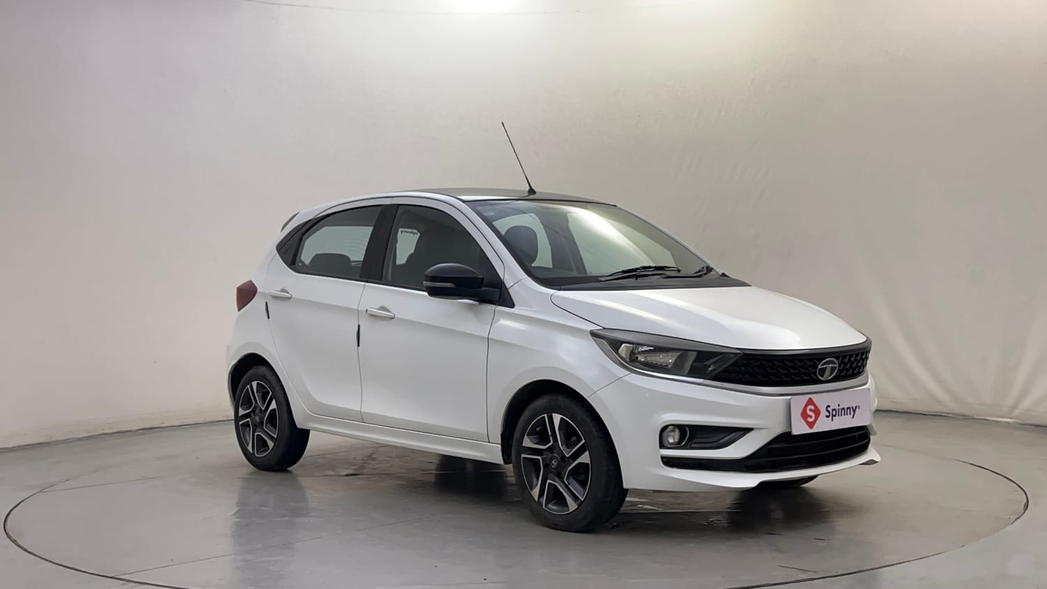 Used 2020 Tata Tiago XZA Plus Dual Tone Petrol Automatic exterior RIGHT FRONT CORNER VIEW