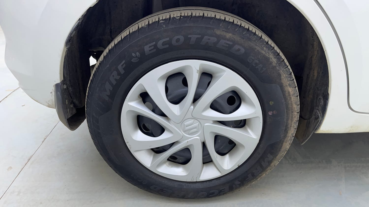 Used 2025 Maruti Suzuki Swift VXi (O) AMT Petrol Automatic tyres RIGHT REAR TYRE RIM VIEW