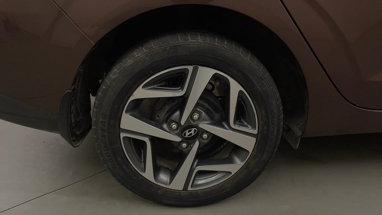 Used 2020 Hyundai Aura SX Plus 1.2 AMT Petrol Petrol Automatic tyres RIGHT REAR TYRE RIM VIEW
