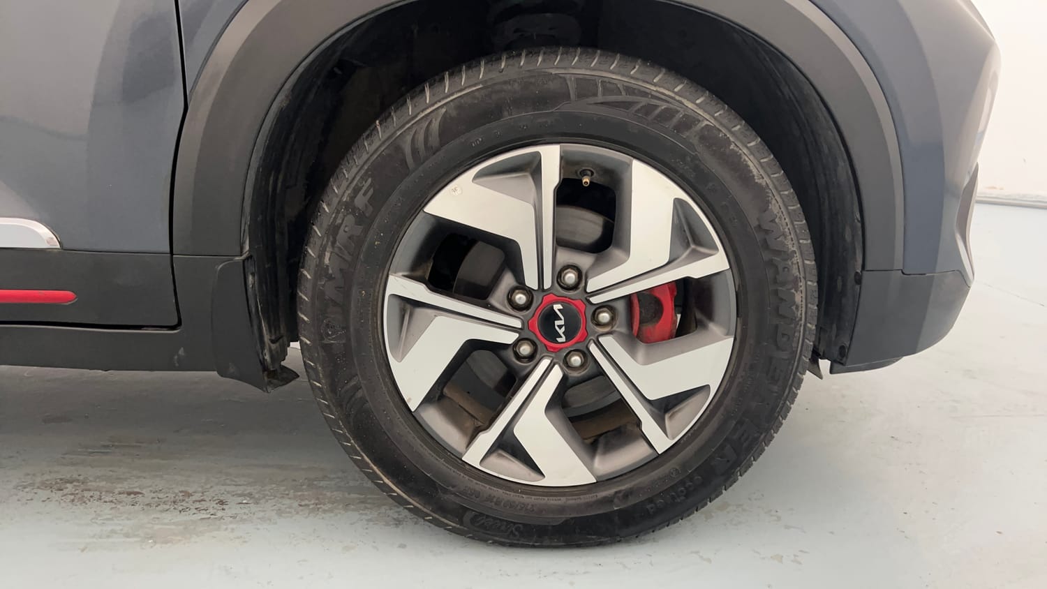 Used 2021 Kia Sonet GTX Plus 1.0 DCT Petrol Automatic tyres RIGHT FRONT TYRE RIM VIEW