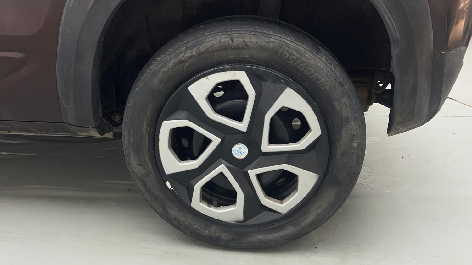 Used 2021 Renault Kiger RXT 1.0 Turbo MT Petrol Manual tyres LEFT REAR TYRE RIM VIEW