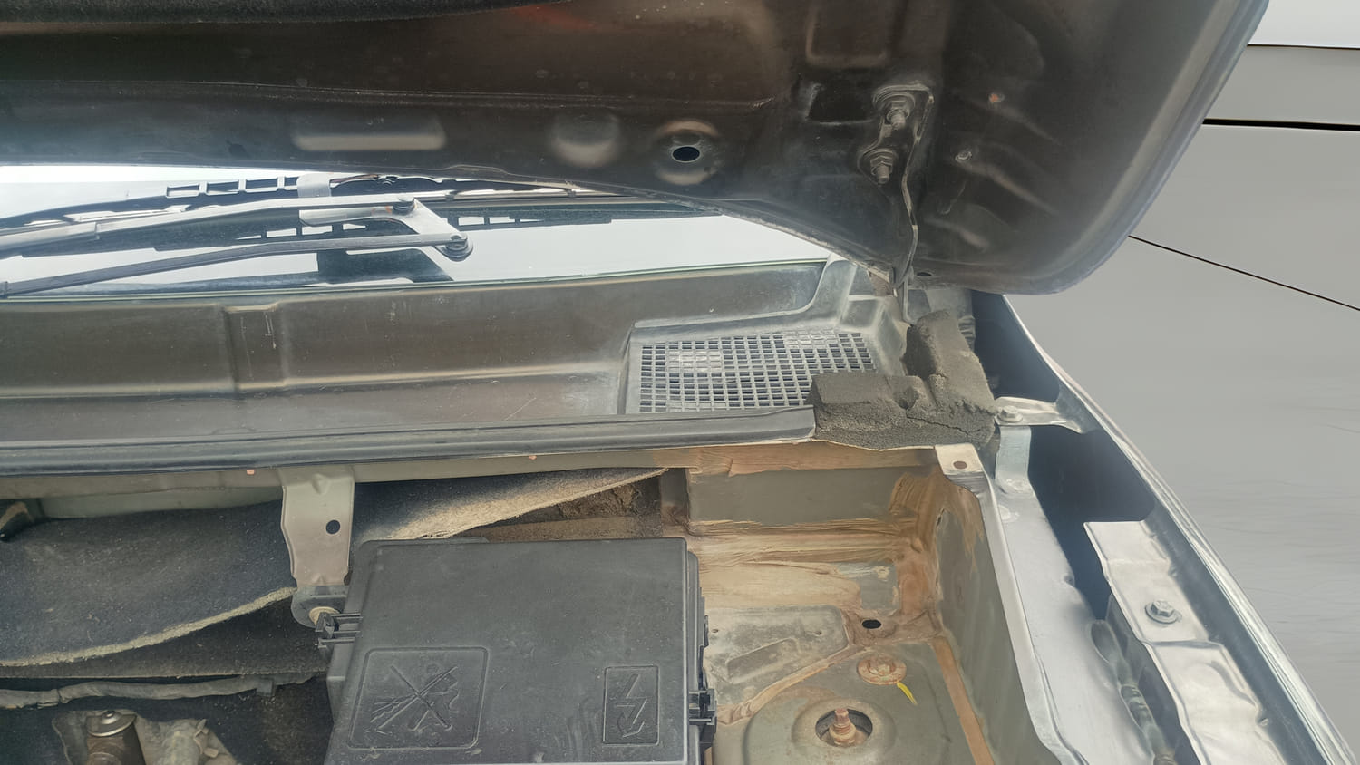 Used 2019 Renault Kwid RXT Opt Petrol Manual engine ENGINE LEFT SIDE HINGE & APRON VIEW