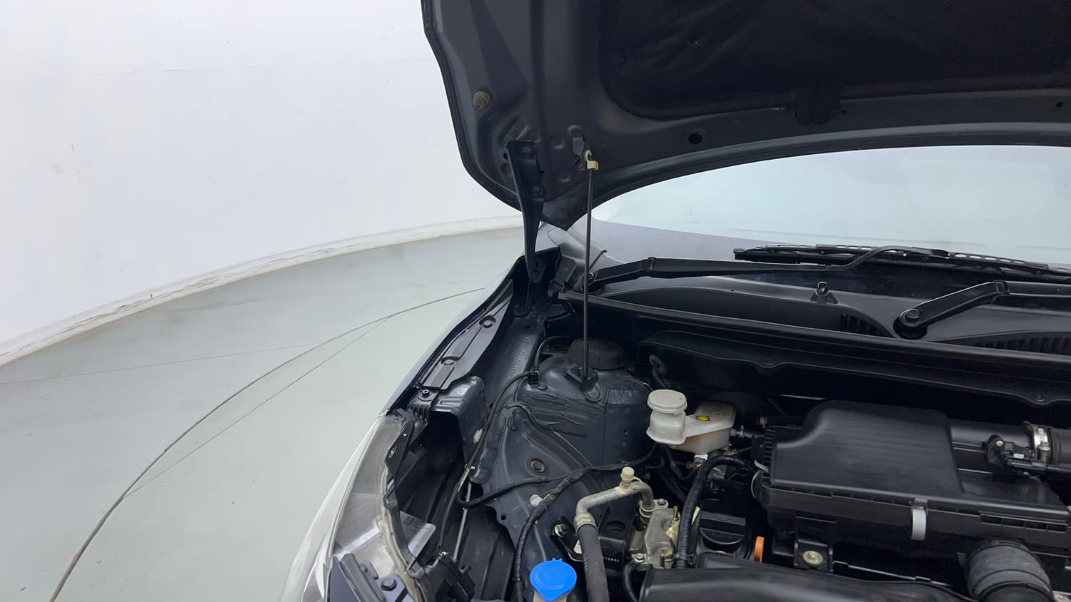 Used 2023 Maruti Suzuki Baleno Sigma MT Petrol Manual engine ENGINE RIGHT SIDE HINGE & APRON VIEW