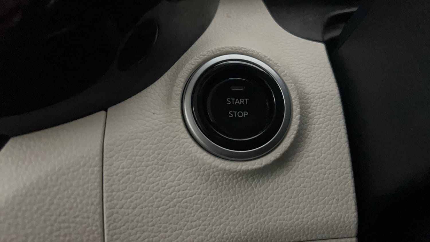 Used 2025 Mahindra XUV 3XO AX7 1.2 Petrol AT Petrol Automatic top_features Keyless start