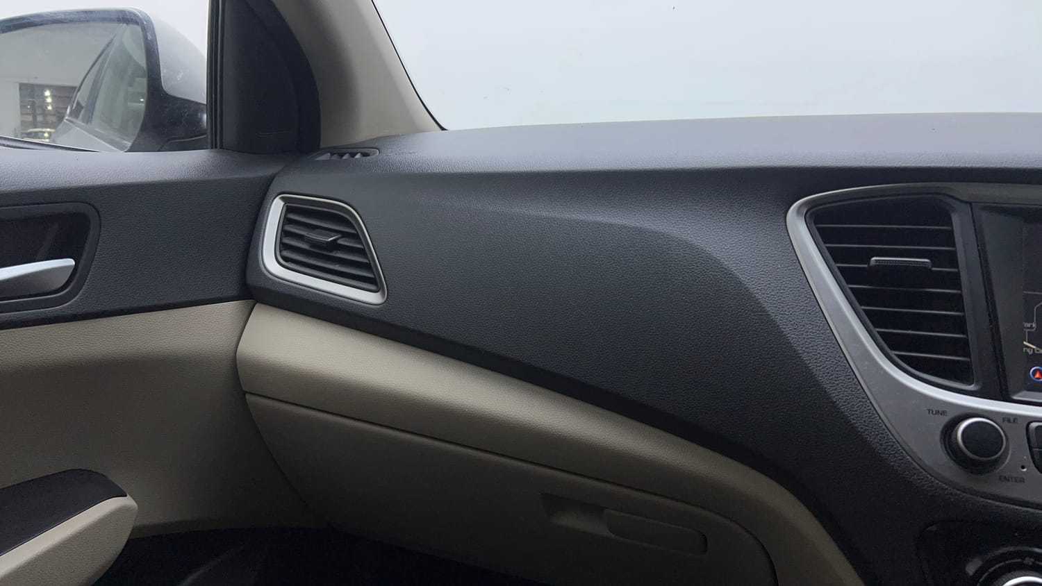 Used 2017 Hyundai Verna SX (O) 1.6 VTVT AT Petrol Automatic top_features Side airbags