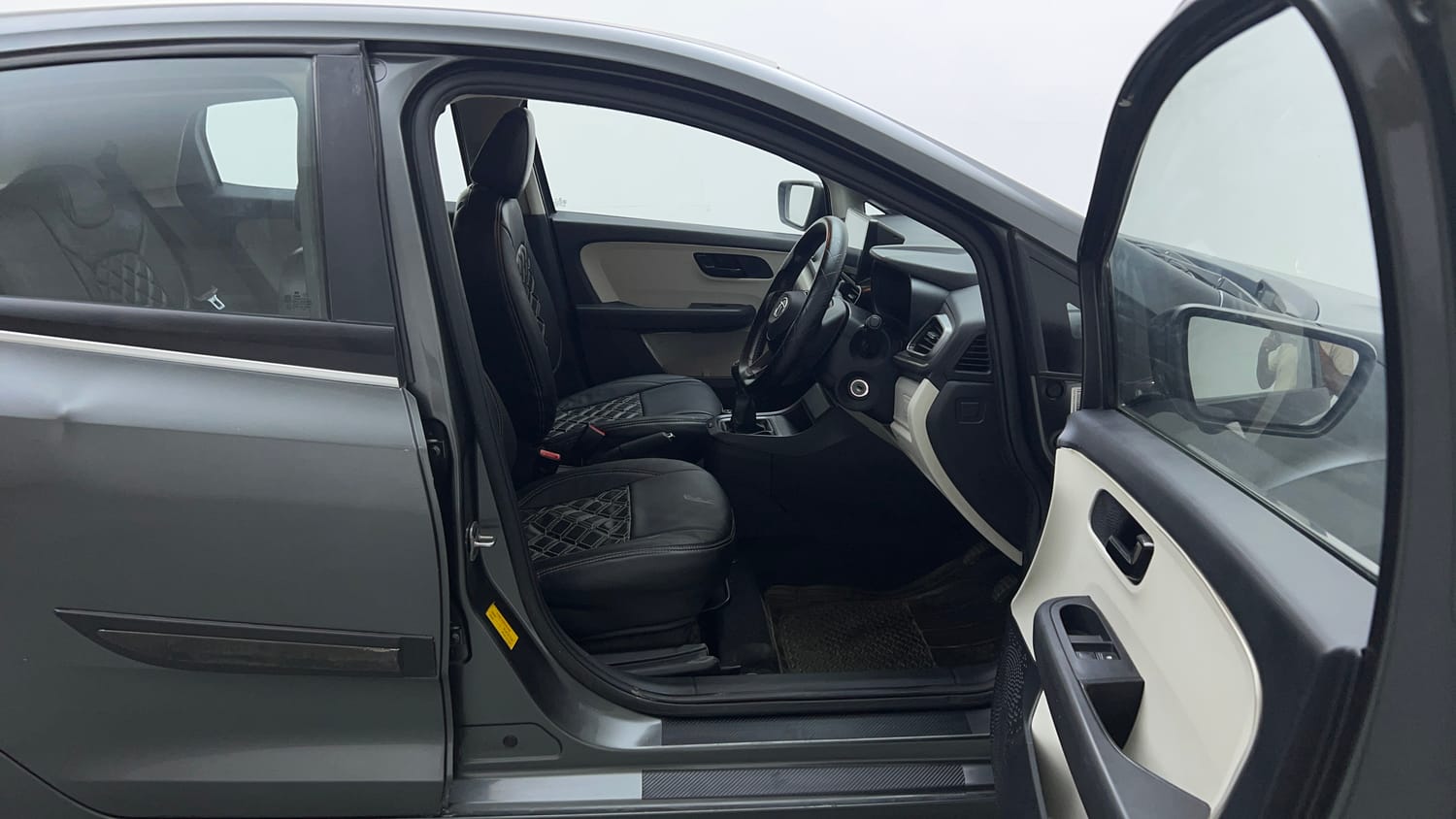Used 2022 Tata Altroz XE Petrol Petrol Manual interior RIGHT SIDE FRONT DOOR CABIN VIEW