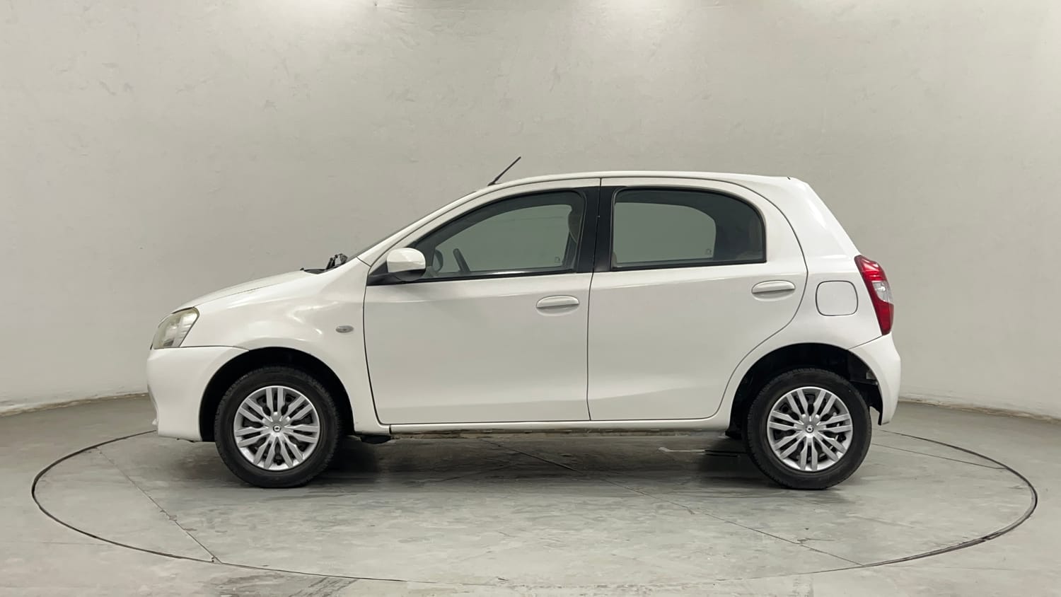 Used 2014 Toyota Etios Liva GD Diesel Manual exterior LEFT SIDE VIEW