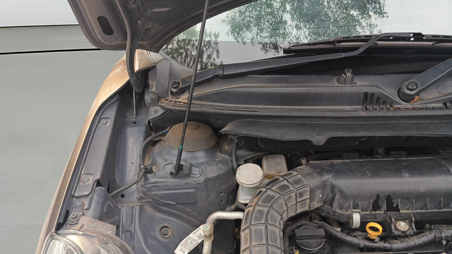 Used 2021 Maruti Suzuki Baleno Delta Petrol Manual engine ENGINE RIGHT SIDE HINGE & APRON VIEW