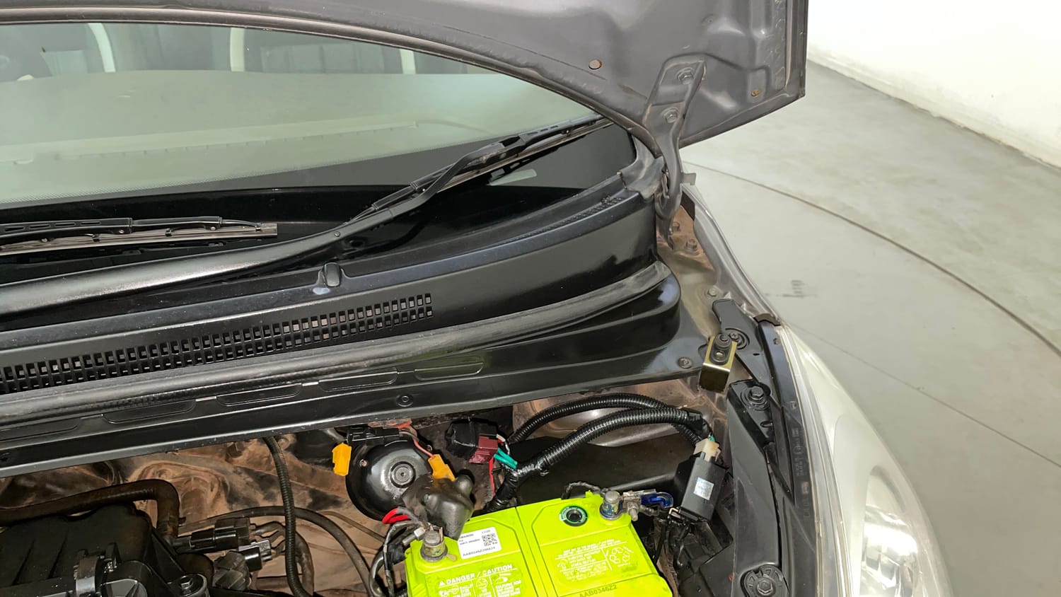 Used 2013 Hyundai i10 Magna 1.2 Kappa2 Petrol Manual engine ENGINE LEFT SIDE HINGE & APRON VIEW