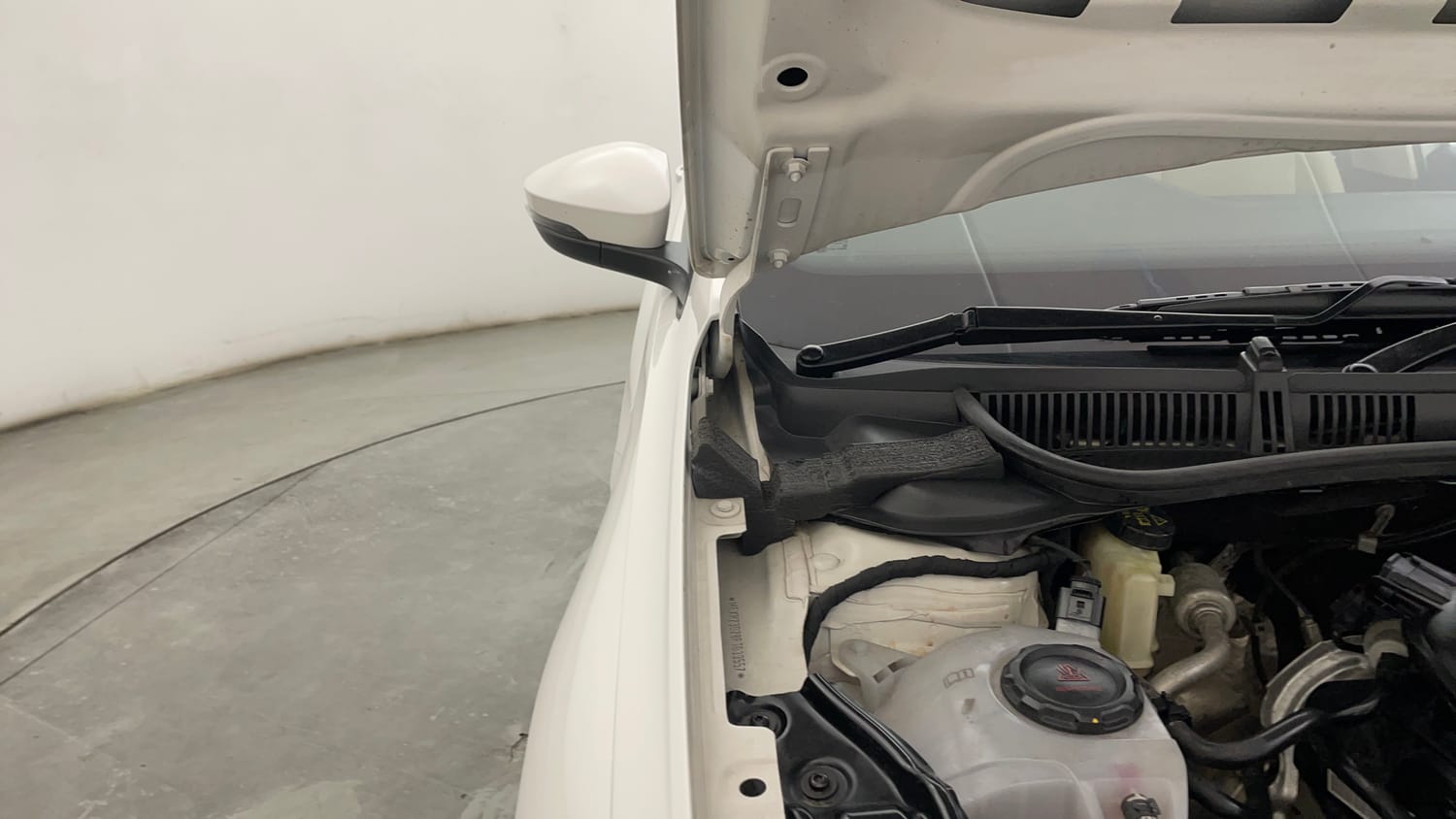 Used 2023 Volkswagen Virtus Highline 1.0 TSI MT Petrol Manual engine ENGINE RIGHT SIDE HINGE & APRON VIEW