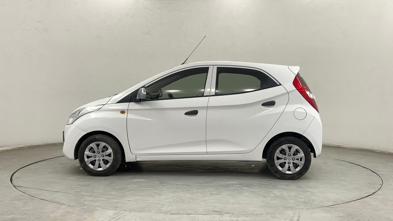 Used 2017 Hyundai Eon Magna + Petrol Manual exterior LEFT SIDE VIEW