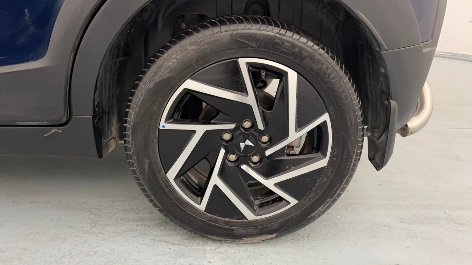 Used 2025 Mahindra XUV 3XO AX7 1.2 Petrol AT Petrol Automatic tyres LEFT REAR TYRE RIM VIEW
