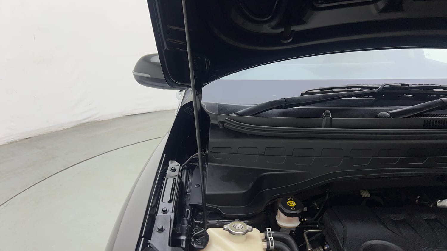 Used 2023 Kia Sonet HTX 1.0 DCT Petrol Automatic engine ENGINE RIGHT SIDE HINGE & APRON VIEW