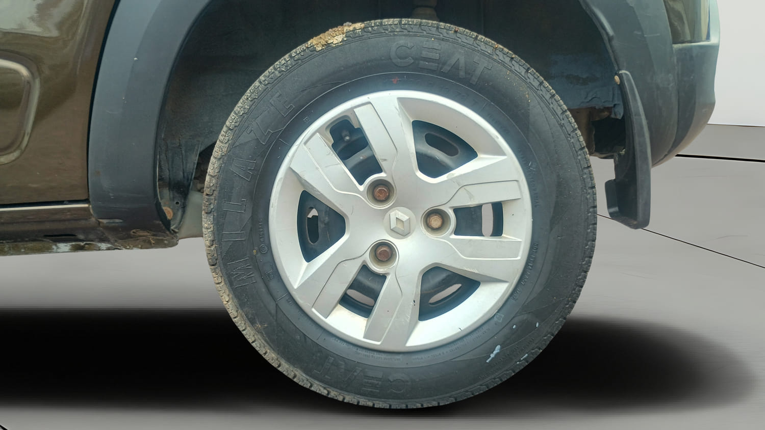 Used 2019 Renault Kwid RXT Opt Petrol Manual tyres LEFT REAR TYRE RIM VIEW